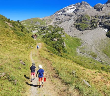 Padre e figli passeggiano nella Svizzera centrale