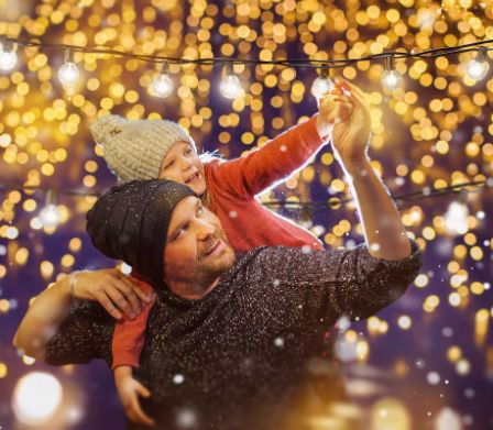 Padre e figlia sotto le luci di Natale
