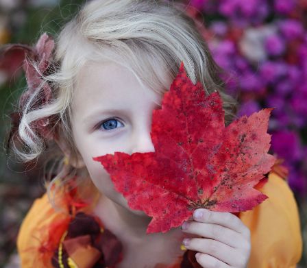 Mädchen mit Herbstblatt