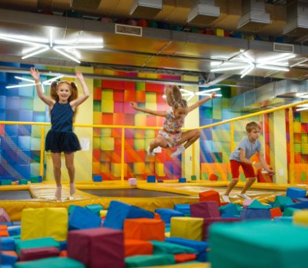 Des enfants sautent sur des trampolines dans la salle couverte