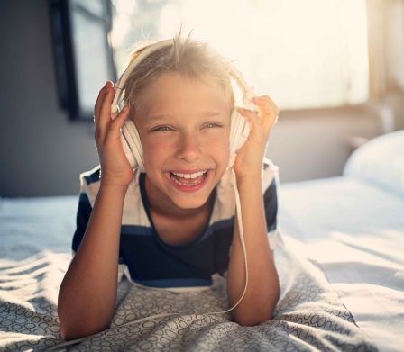 Divertissement gratuit pour enfants: garçonnet écoutant des podcasts