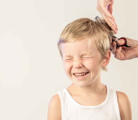 Genitori che tagliano i capelli ai bambini
