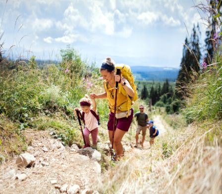 Familie mit kleinen Kindern wandert in einem Schweizer Naturpark