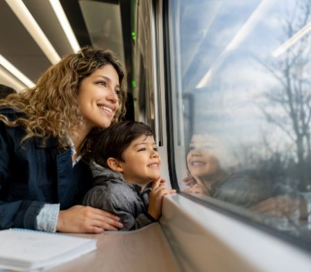 Mutter und Sohn schauen aus dem fahrenden Zug