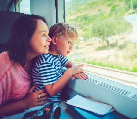 Eine Mutter und ihr Sohn fahren Zug und schauen aus dem Fenster