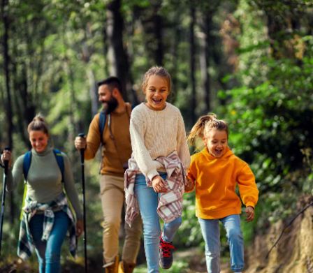 Familie wandert im Herbst