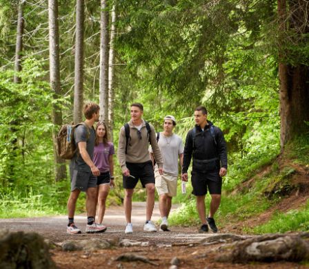 Jugendliche wandern im Wald