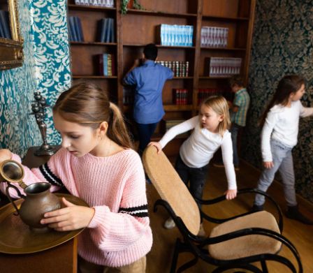 Bambini cercano indizi nella escape room