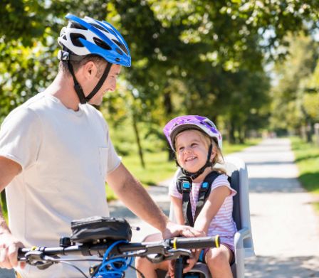Vater und Tochter fahren Fahrrad