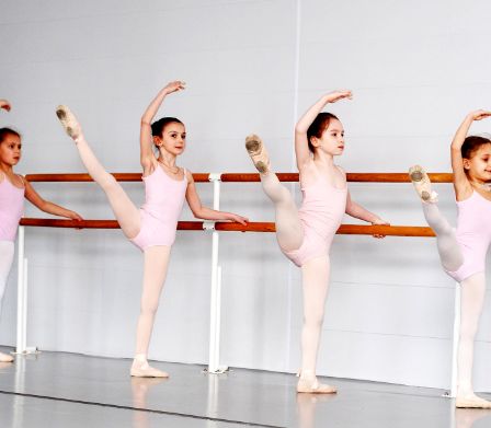 Mädchen im Ballett-Kurs