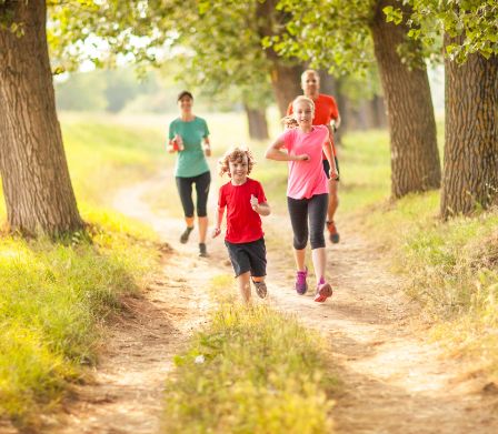 Une famille s’entraîne à la course à pied en forêt