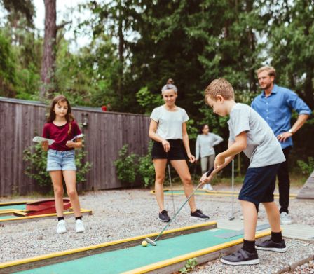 Une famille joue au mini-golf