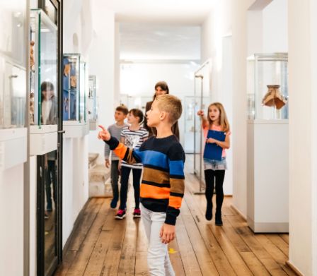 Bambini si meravigliano insieme nel museo