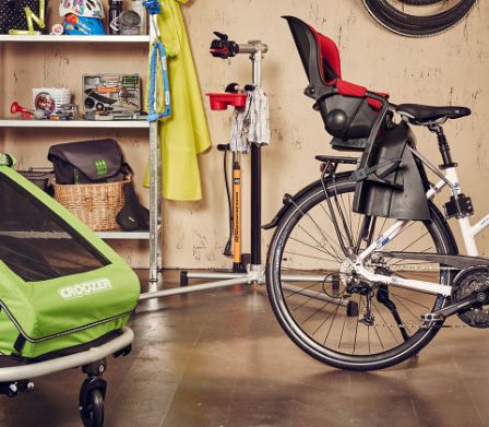 Rimorchio per bicicletta e seggiolino per bambini in un garage 