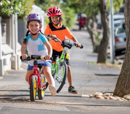 Bambine in bicicletta