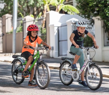 Mädchen und Junge am Fahrrad fahren