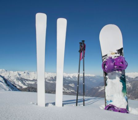 Mit Skifahren oder mit Snowboarden beginnen?