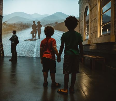 Deux enfants dans le musée Chaplin 