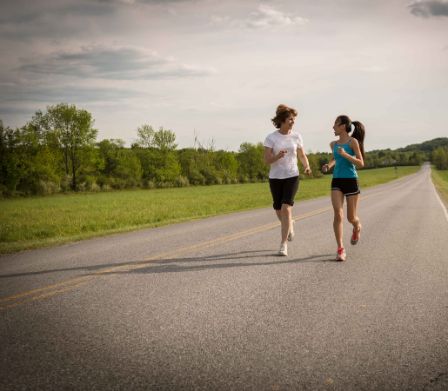 Jugend und Sport: Mutter und Tochter joggen zusammen