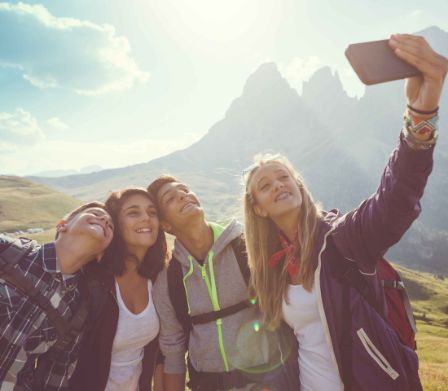 Adolescents prenant des selfies durant une randonnée
