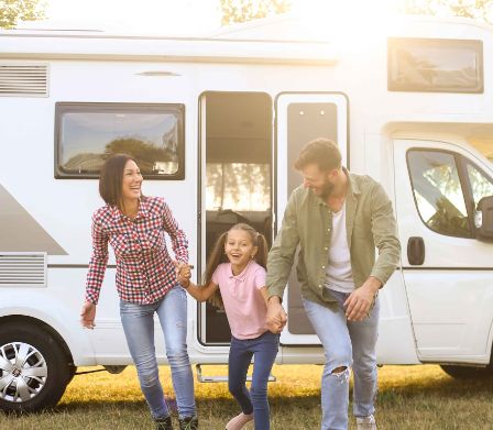 Une famille devant un camping-car