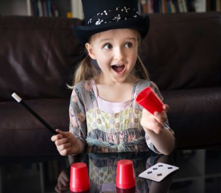 Una ragazza esegue un trucco di magia