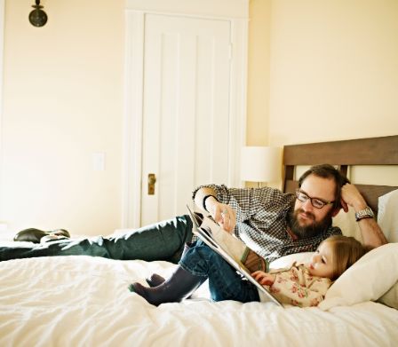 Père et fille avec livre