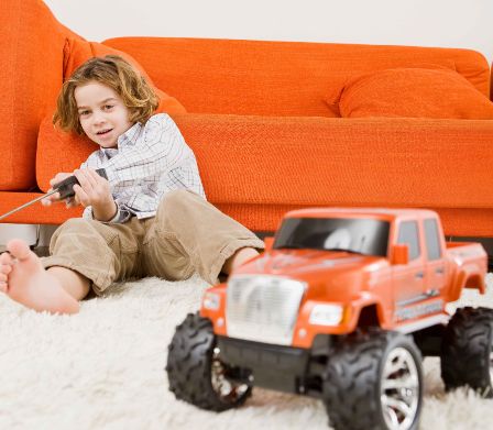 Action-Spielwaren: Kleiner Junge und sein ferngesteuertes Auto