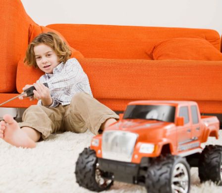 Jouets d’action: petit enfant et sa voiture télécommandée