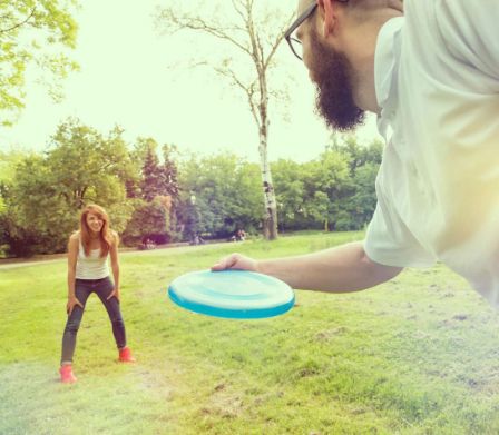 Mann und Frau am Frisbee spielen