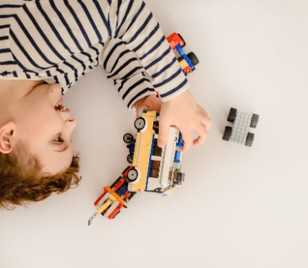 Un bambino osserva affascinato la sua auto Lego