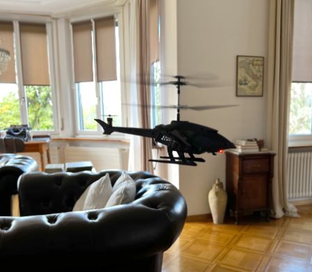 Der «FLYBOTIC Sky Cheetah» fliegt durch ein Wohnzimmer