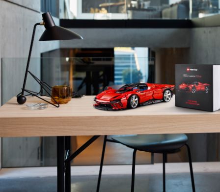 «Ferrari Daytona SP3 LEGO® Technic 42143» sul tavolo