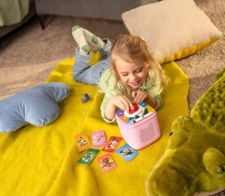 Mädchen hört rosafarbenen Tonie zu