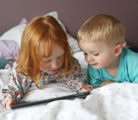 Enfants jouant sur une tablette 