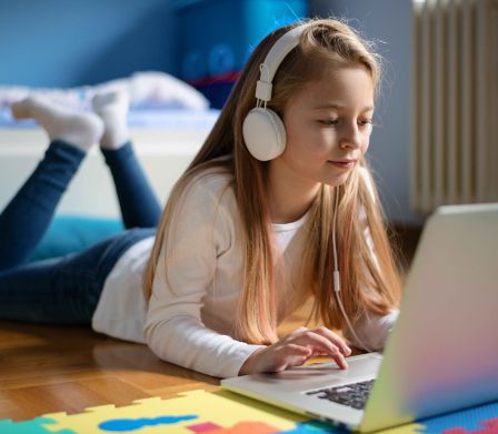 Tempo passato dai bambini davanti allo schermo: ragazzina che studia al computer