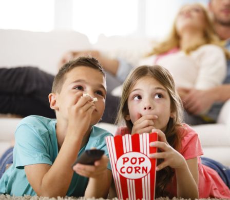 Geschwisterpaar schaut Kinderfilm
