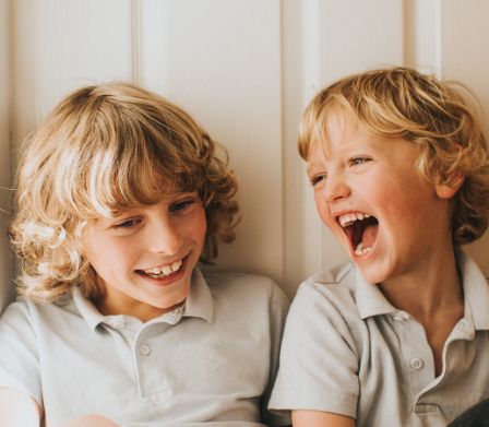 Zwei Jungs lachen
