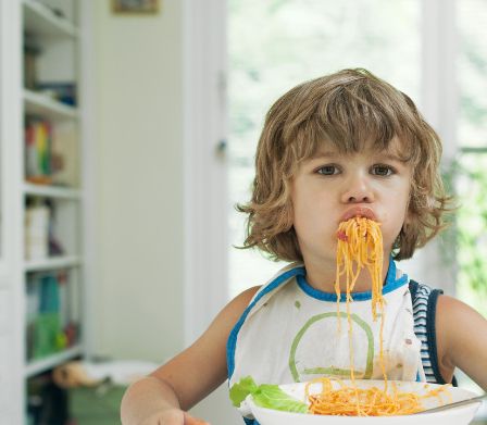 Kind mit Spaghetti
