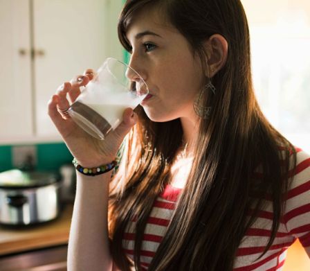 Un adolescente beve una delle innumerevoli alternative a base di latte