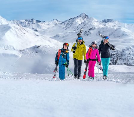 Familie mit Ski auf Sessellift