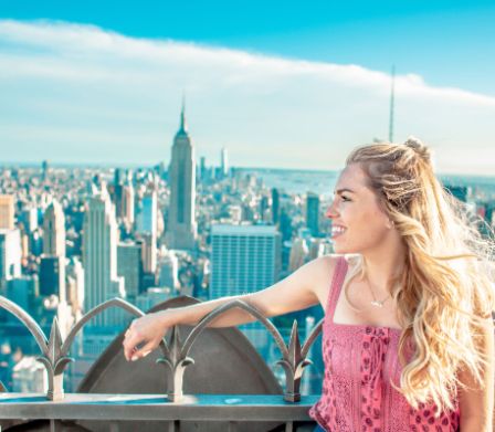 Giovane donna davanti ai grattacieli di New York