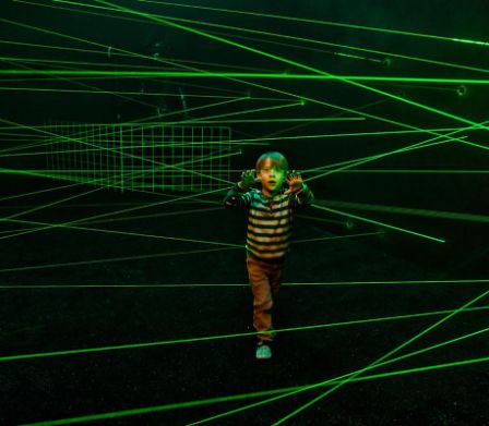 Junge läuft durch Laser-Labyrinth