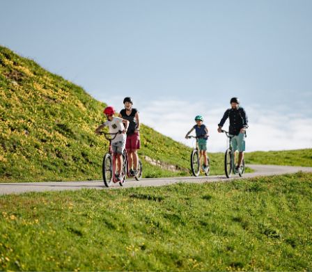 Famiglia in bicicletta sul VogellisiBerg ad Adelboden