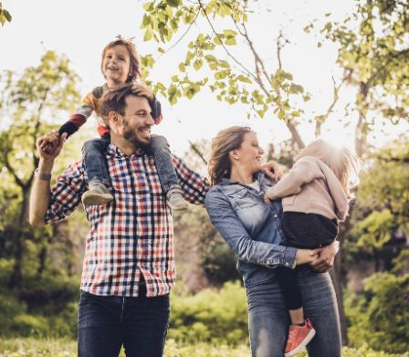 Eine Familie im Sonnenschein