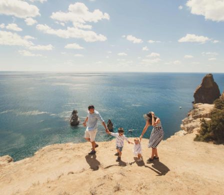 Familie auf einer Klippe am Meer