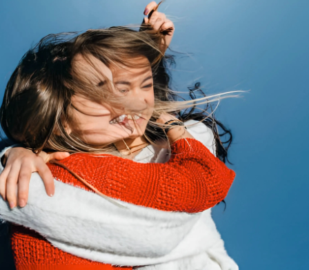 Zwei Frauen umarmen sich