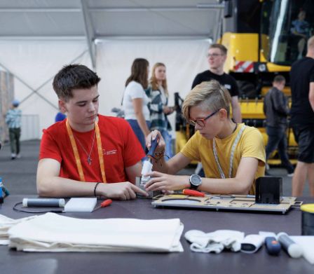Jugendliche testen Jobs an den Swiss Skills