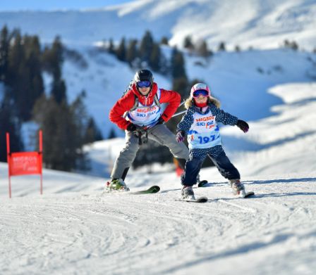 Sportliche Familie am Famigros Ski Day