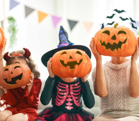 Una famiglia festeggia Halloween con zucche intagliate